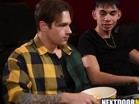 深柜男在电影院约炮基佬情人 japan gay hot porn