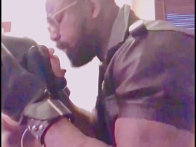 肌肉男BDSM跨种族玩乳头 舔肛打飞机 hot indian teen gay porn