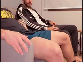 隔壁大屌邻居趁老婆上班跑来肏我 hot uncle gay porn