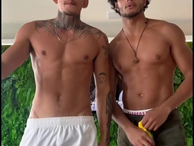 被动女装男孩被一对大屌猛男夫妻双插 vintage japan gay porn