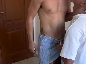 大鸡巴坐上去爽翻了 singapore hot gay porn