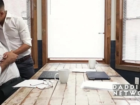 加班时间被他压在身下 chinese spa gay porn