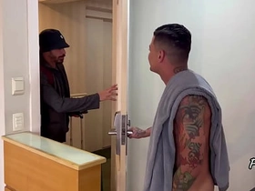 走错房间的啪啪啪 happy wind man chinese gay porn