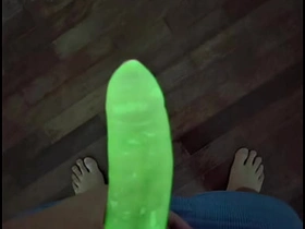 我试了霓虹避孕套 - 看它在黑暗中发光 gay hot teen porn