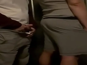 深夜空街，喝多了…我决定尿在嫩鸡室友身上找乐子 :P gay porn hot 2020