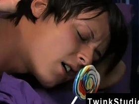 大屁股亚洲基佬电影 这个超级萌货边吃边 porn vietnam gay