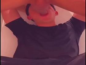 商场厕所里被运动型小伙深喉 爽爆的猎艳 gay porn korean student