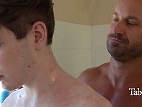 瘦猴打扫房子 继父就给他通水管 gay porn japan big dick